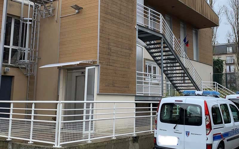 Installation de cloison métallique à la préfecture de l'Essonne