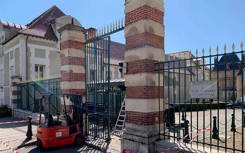 Installation de cloison métallique à la préfecture de l'Essonne
