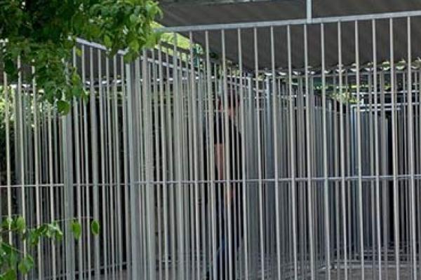 Installation de chenils pour la brigade cynophile