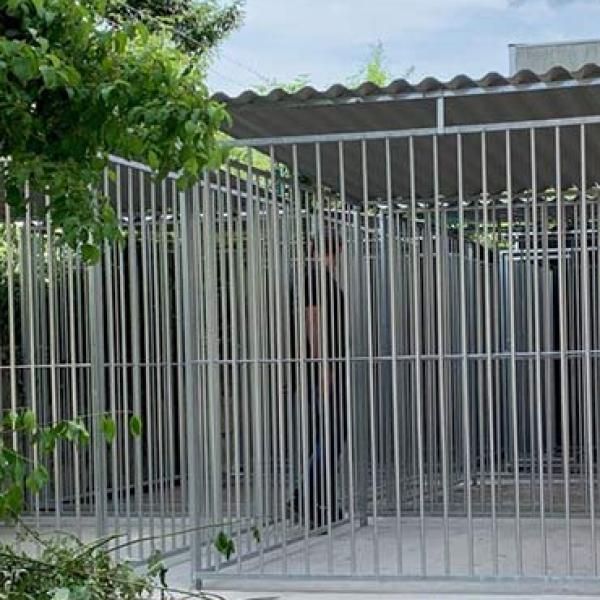 Installation de chenils pour la brigade cynophile
