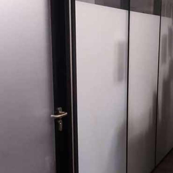 Installation de cloison métallique
