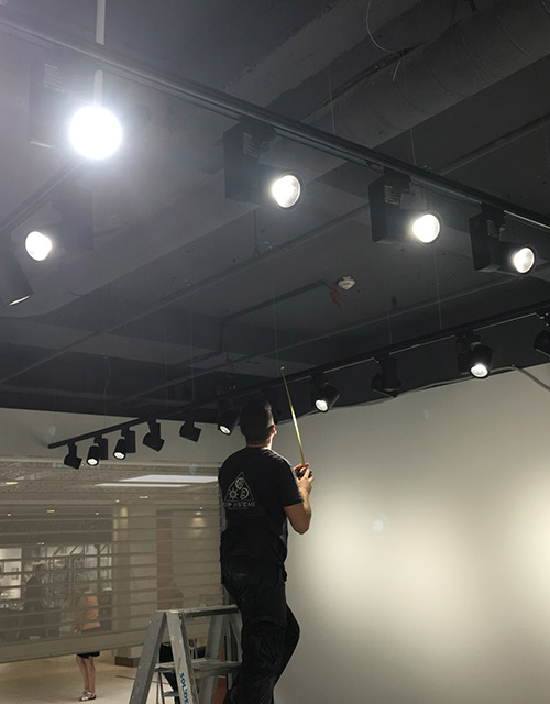 installateur d'éclairage LED